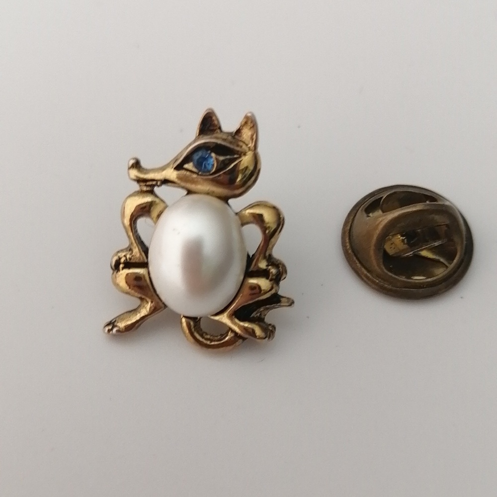 Vintage Fox Faux Pearl Belly Blue Crystal Eye Goldtone Unisex Pin